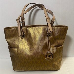 Michael Kors Signature Jet Set Travel Metallic Large Tote bag in Gold